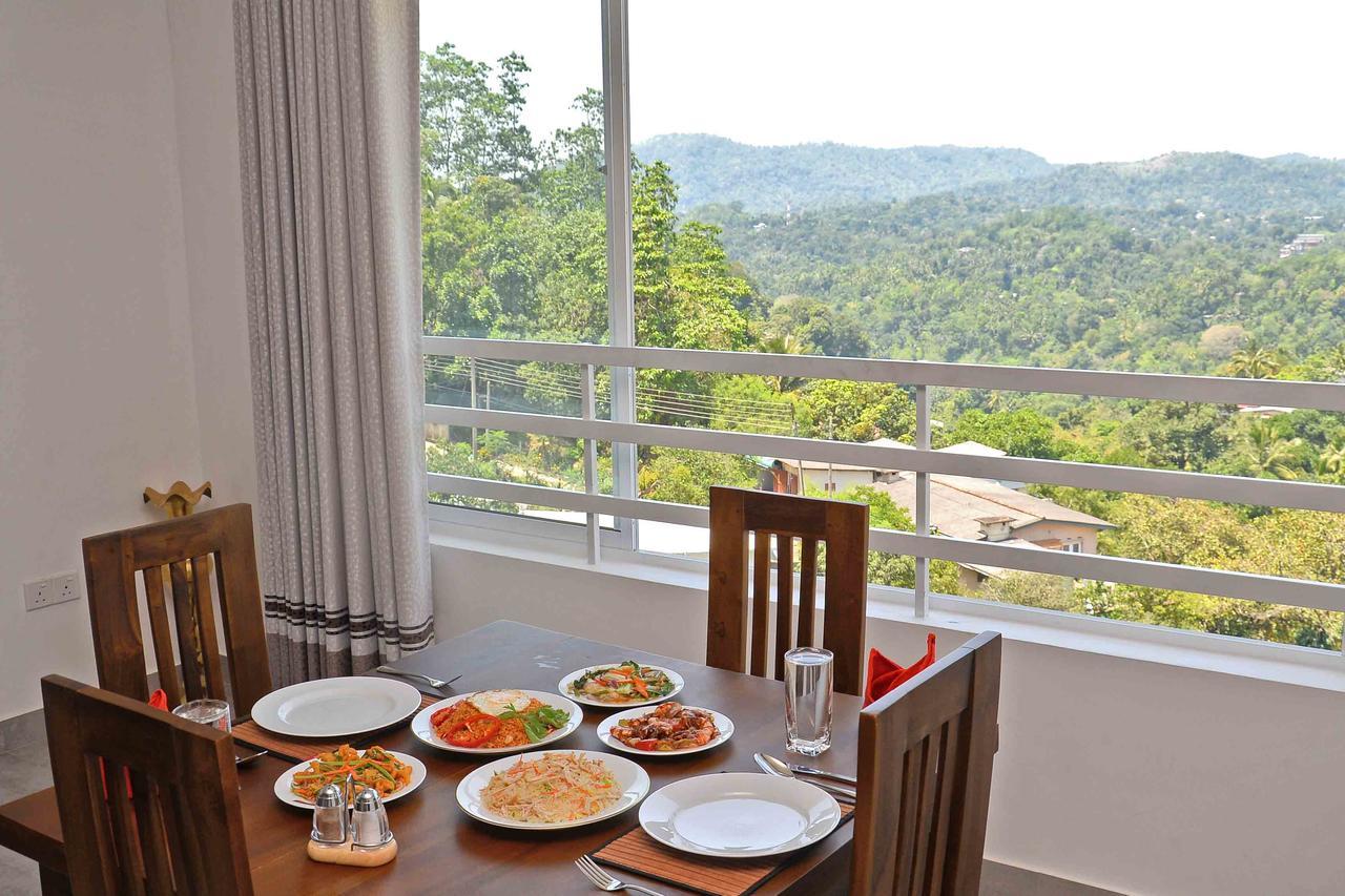 Red Chillies Tourist Inn 캔디 외부 사진