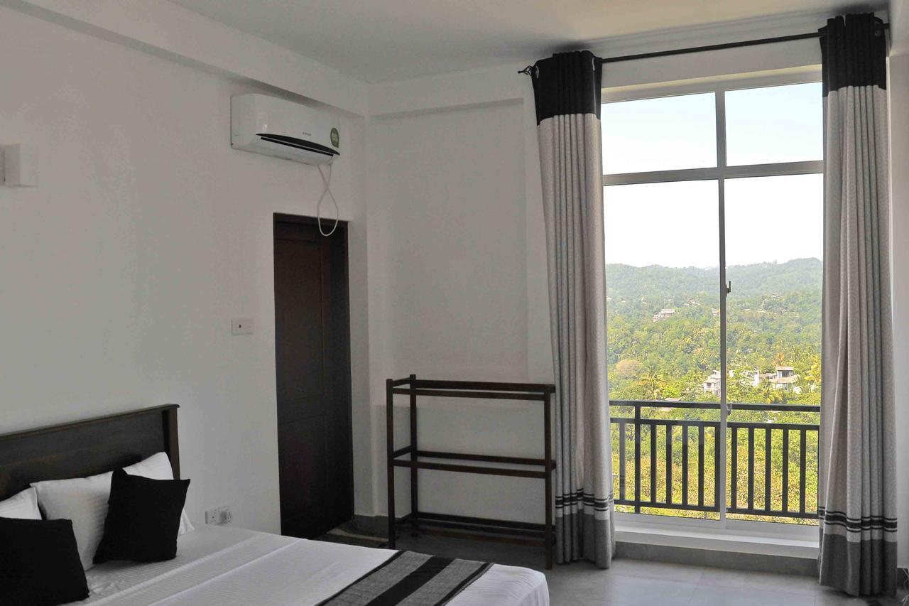 Red Chillies Tourist Inn 캔디 외부 사진