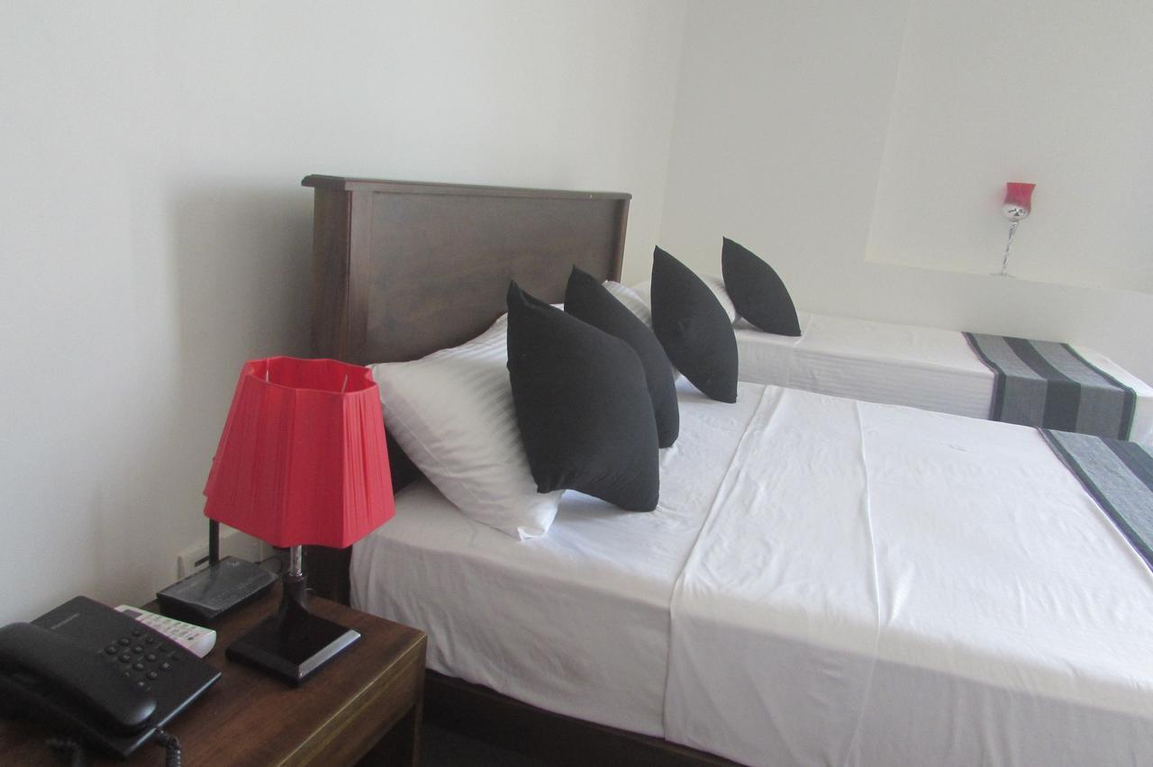 Red Chillies Tourist Inn 캔디 외부 사진