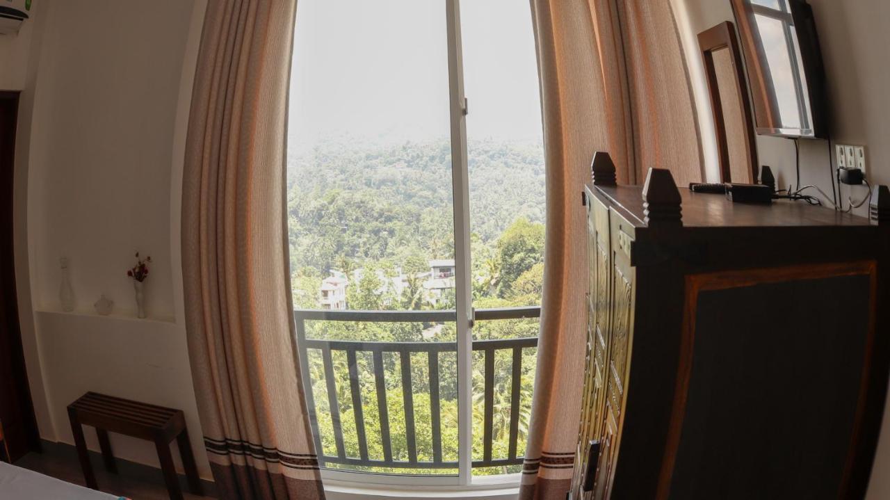 Red Chillies Tourist Inn 캔디 외부 사진