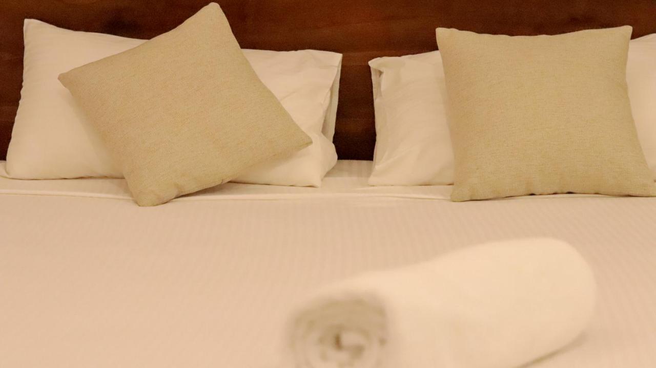 Red Chillies Tourist Inn 캔디 외부 사진